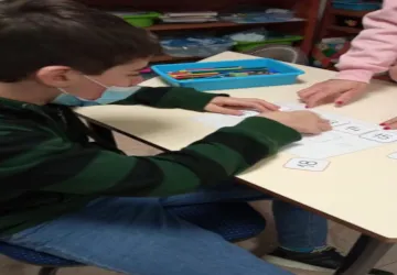 Niño con una pedagoga de la Asociación Acéptalos