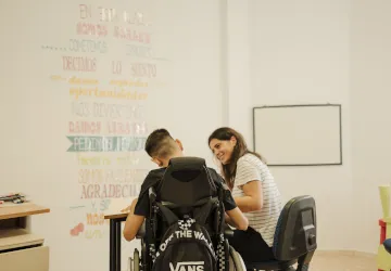 Alumno con pedagoga de la Asociación Acéptalos