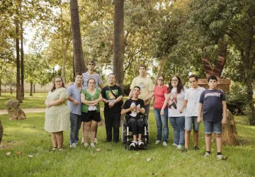 Chicas y chicos de la Asociación Acéptalos en el Parque de Consolación